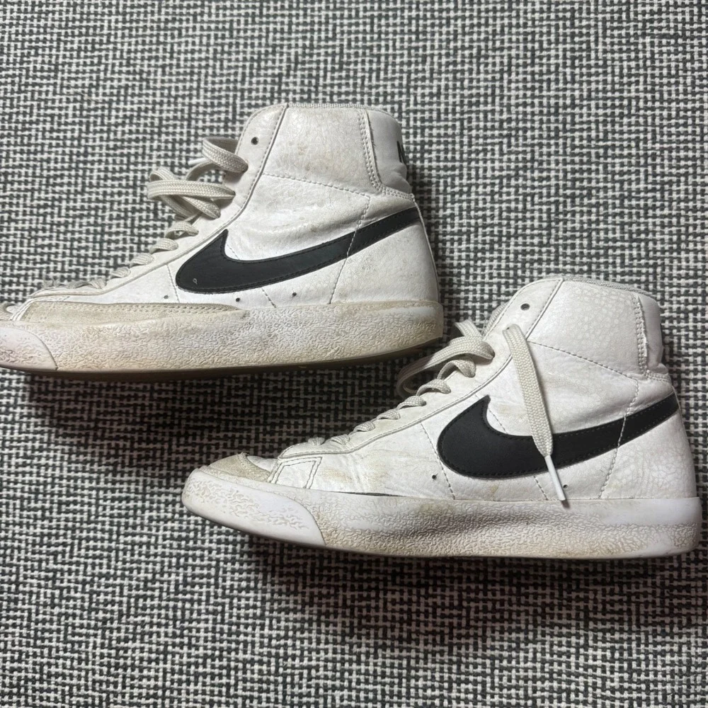 Nike Blazer Mid 77 Kids White Black High Top Sneakers DA4086-100 Size 5Y